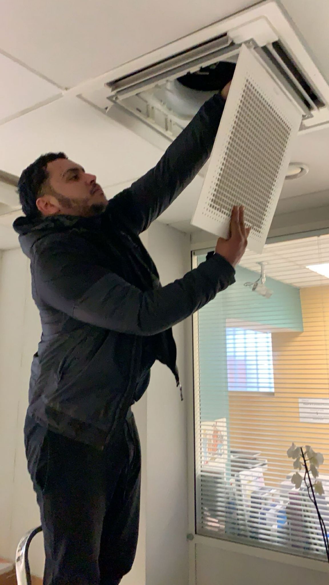 Air conditioning maintenance intervention 3